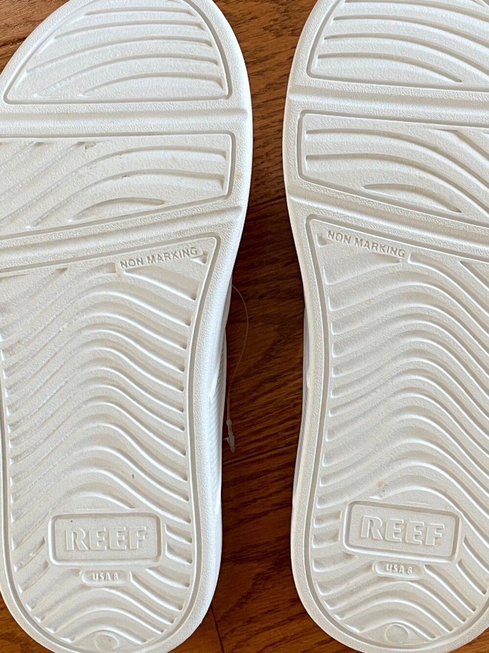 Brand new REEF men's flip flops - Picture 2 of 5